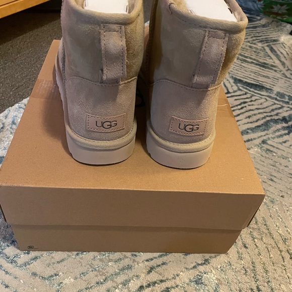 Brand new Ugg classic mini boot Sz10 - Picture 2 of 6